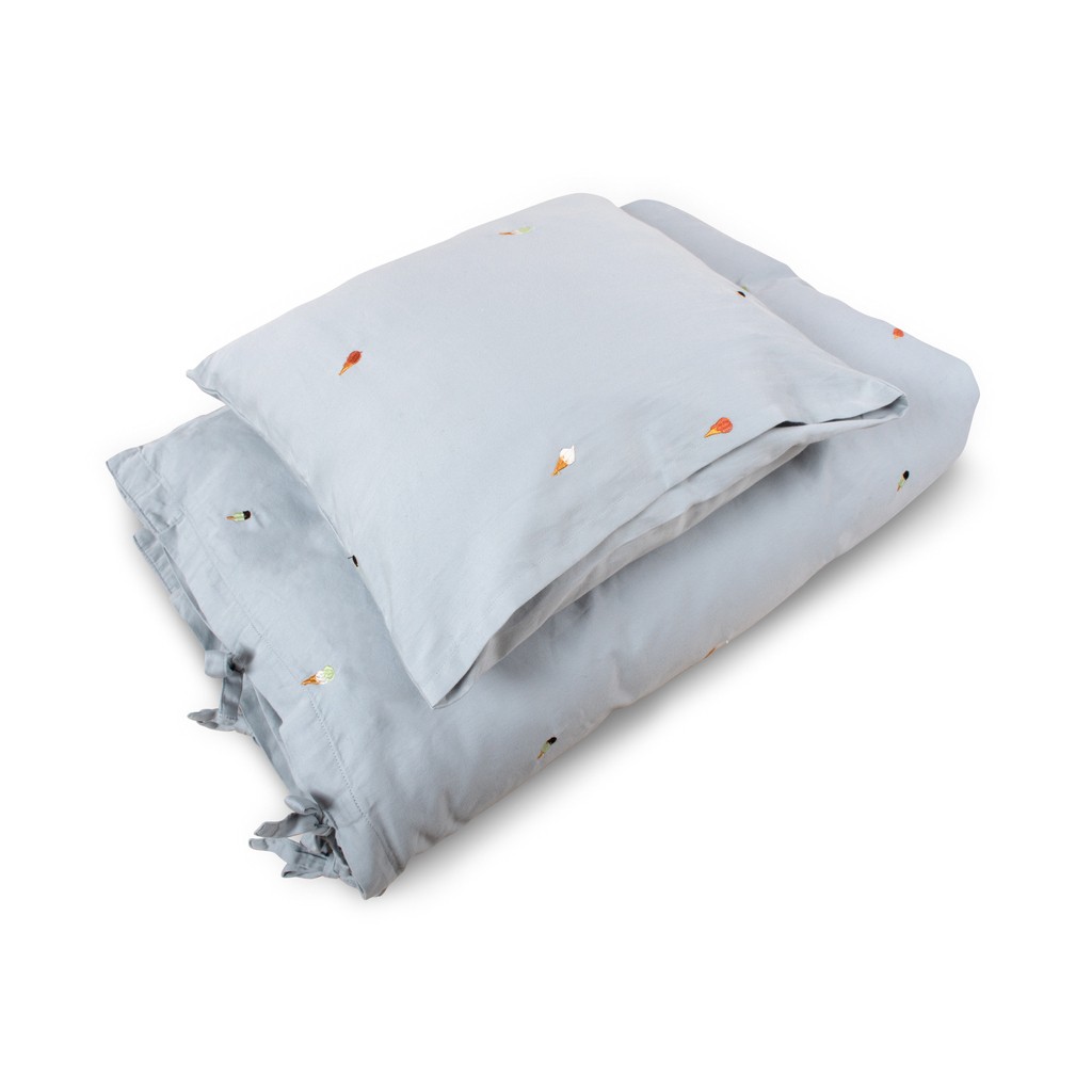 Junior sengetøj GOTS (100x140 cm)  Broderet Cool Summer  Pearl Blue