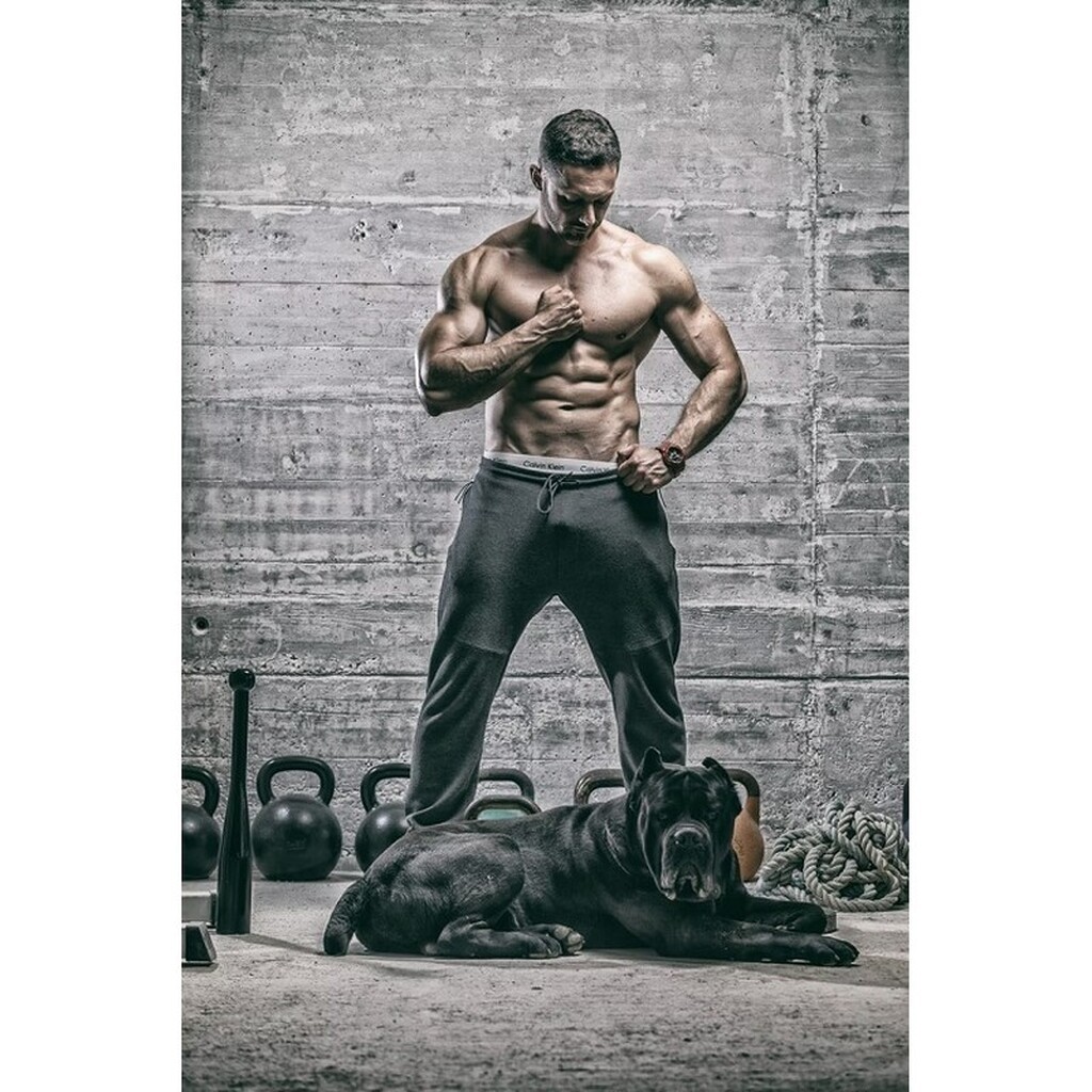 Bodybuilder med hund - Firkantede sten - 50 x 75 cm - Lærred, sten, pen, bakke, gele