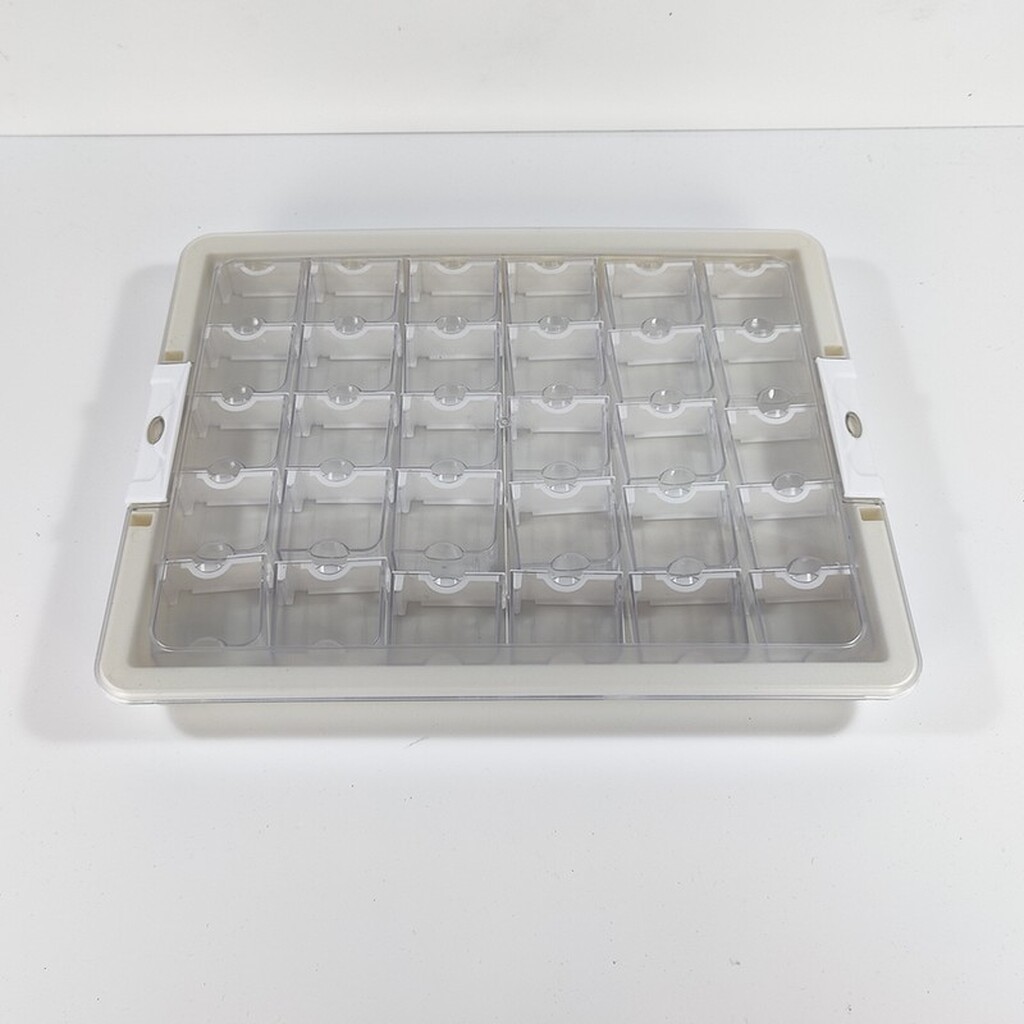 Opbevaringskasse med låg og 30 bøtter