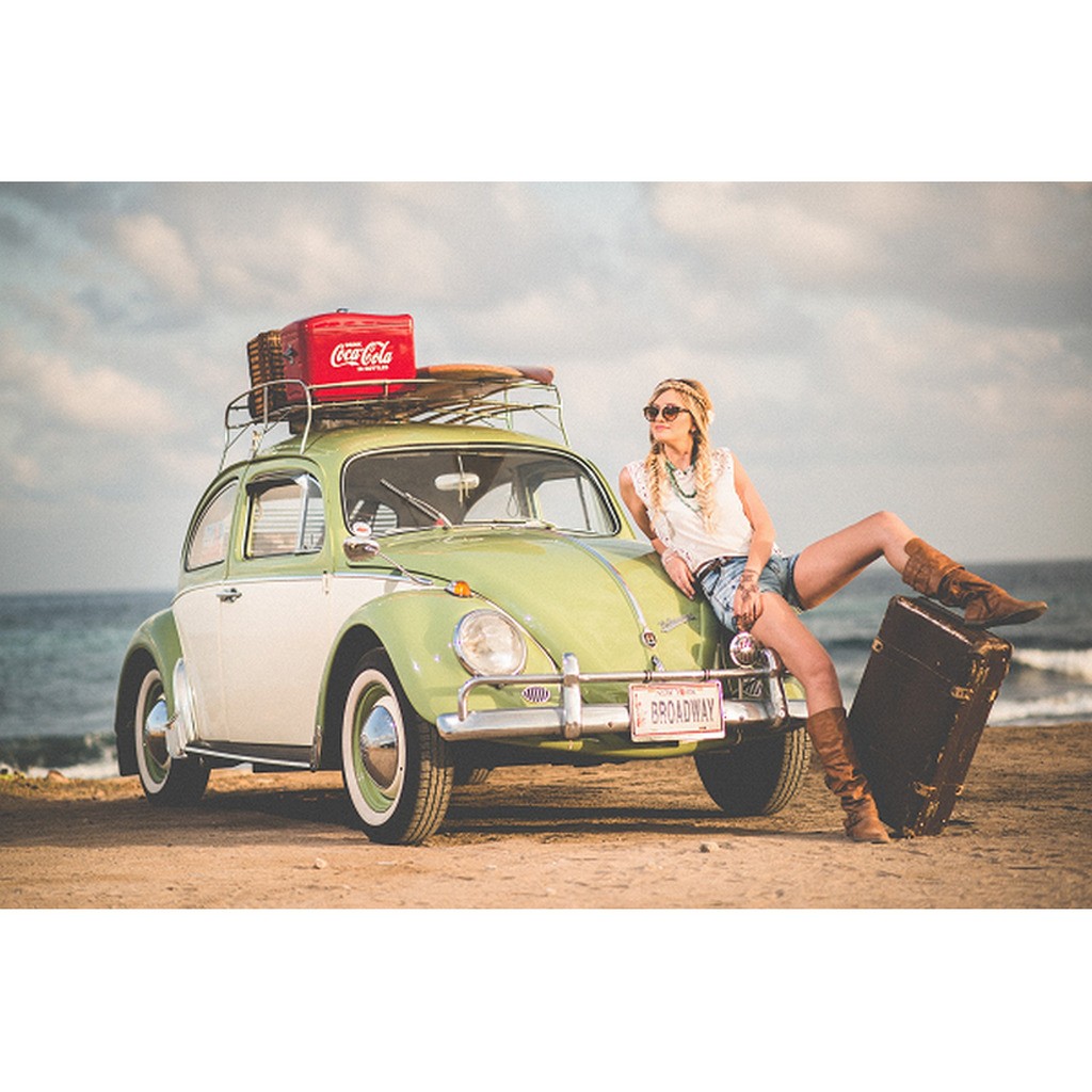VW Beetle ved stranden - Runde sten - 60 x 40 cm - Lærred, sten, pen, bakke, gele