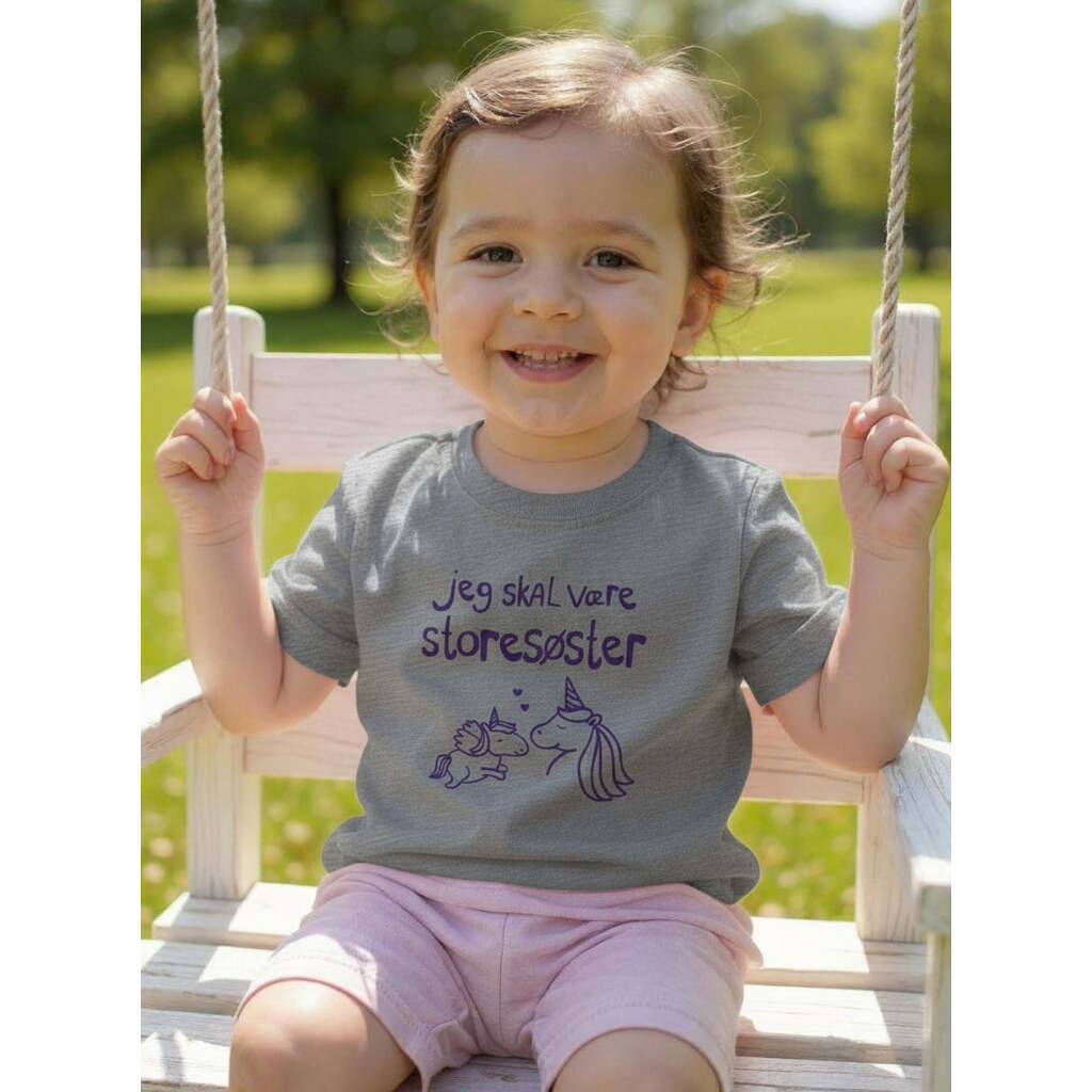 Jeg Skal Være Storesøster T-shirt S/S Enhjørning Grå Med Lilla Enhjørning Print - Jeg skal være storesøster T-Shirt - Legekammeraten.dk