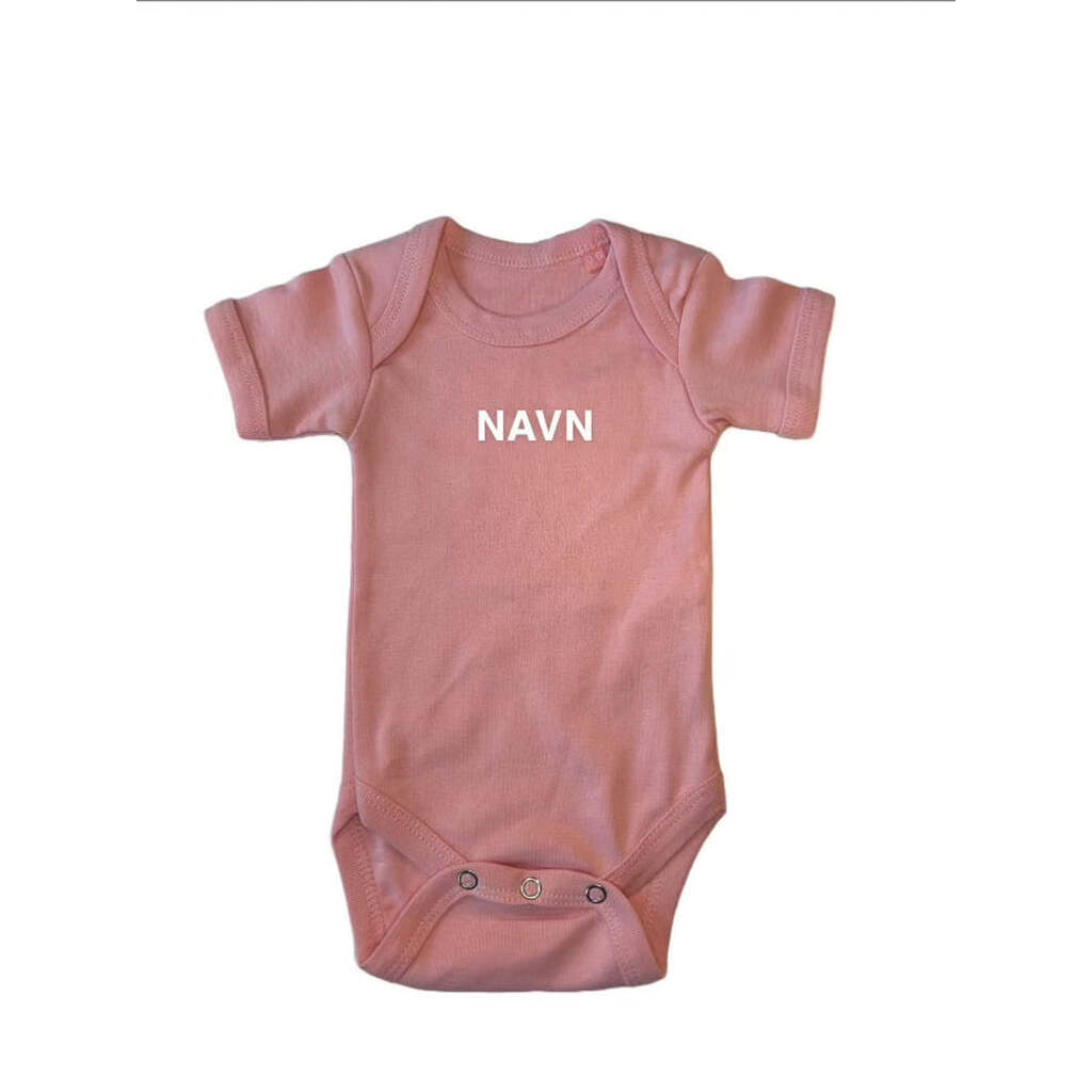 Body Med Navn Kort Ærmet, Lyserød - babytøj - Legekammeraten.dk