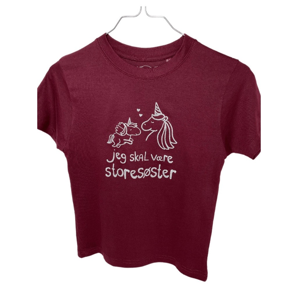 Jeg Skal Være Storesøster T-shirt S/S Enhjørning Burgundy - Jeg skal være storesøster T-Shirt - Legekammeraten.dk