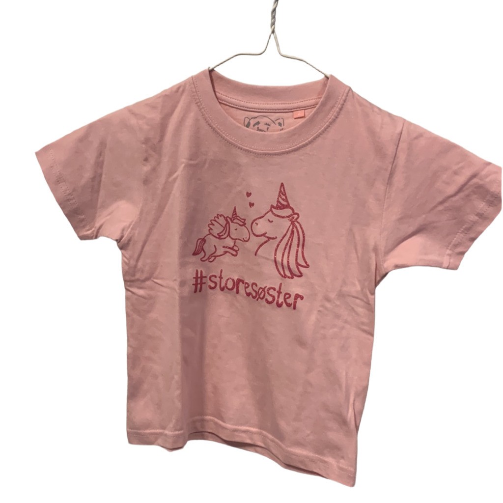 #Storesøster T-shirt S/S Enhjørning, Lyserød Med Pink Krystalina - Jeg skal være storesøster T-Shirt - Legekammeraten.dk