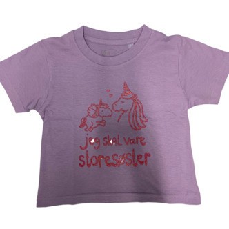 Jeg Skal Være Storesøster T-shirt S/S Enhjørning Lavender Med Pink Krystalina Tryk - Legekammeraten.dk