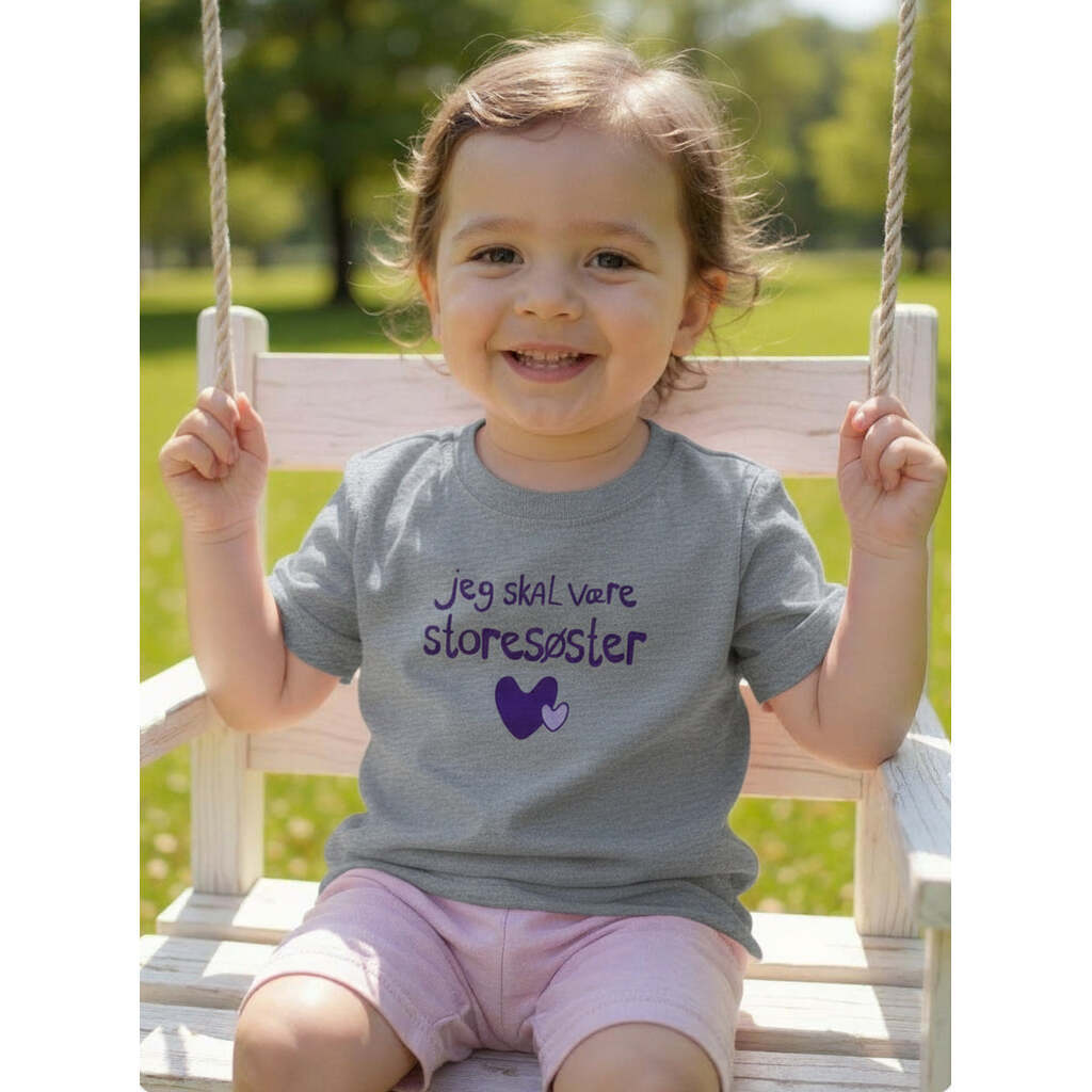 Jeg Skal Være Storesøster T-Shirt S/S Grå Med Lilla Hjerte Print - Legekammeraten.dk