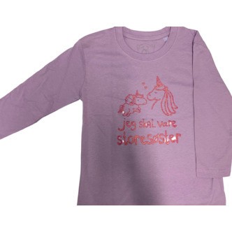 Jeg Skal Være Storesøster T-Shirt L/S, Lavender Med Pink Krystalina Tryk - Jeg skal være storesøster T-Shirt - Legekammeraten.dk