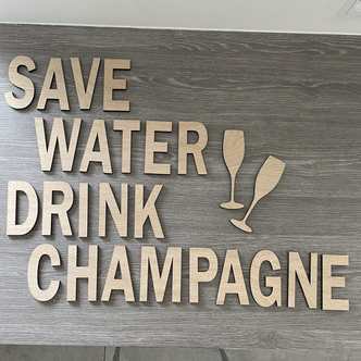 Sæt af SAVE WATER, DRINK CHAMPAGNE og champagne glas