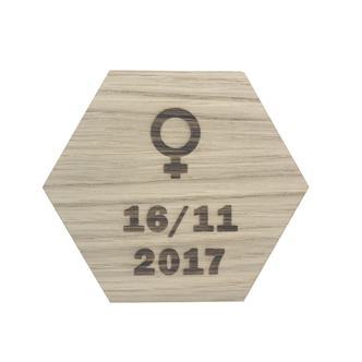 Design plade med pigetegn og dato