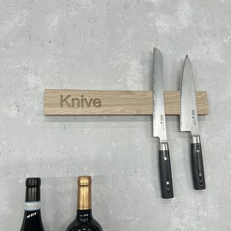 Knivmagnet 40 cm - Egetræ med teksten "Knive"