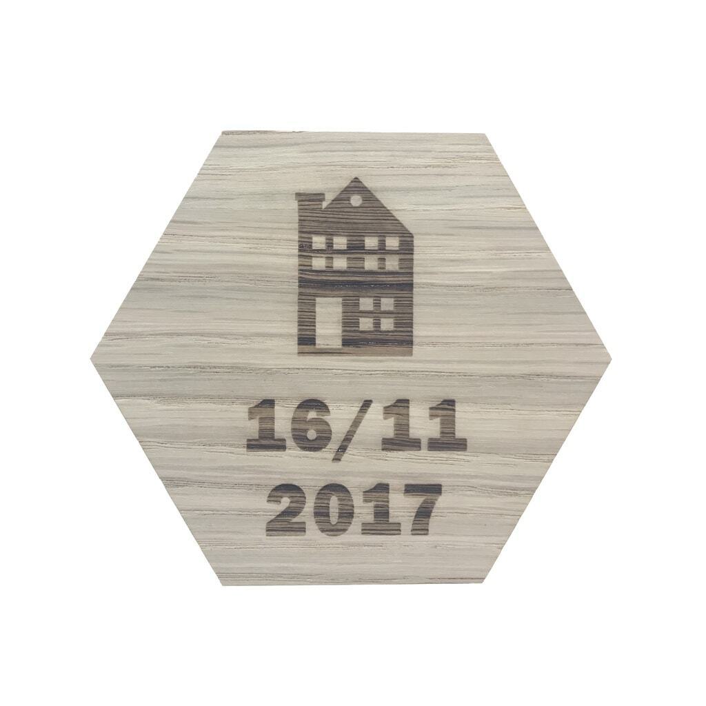 Design plade med hus samt dato