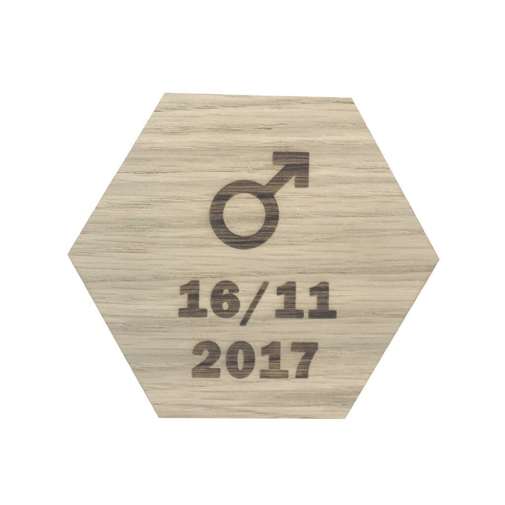 Design plade med drengetegn og dato