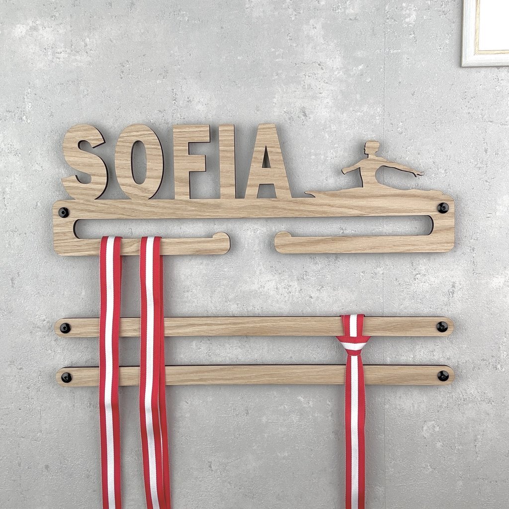 Medalje ophæng med pige i split og eget navn