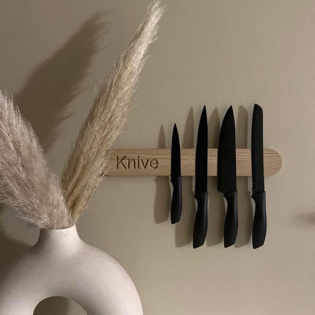 Classic knivmagnet 40 cm - Egetræ med teksten "Knive"