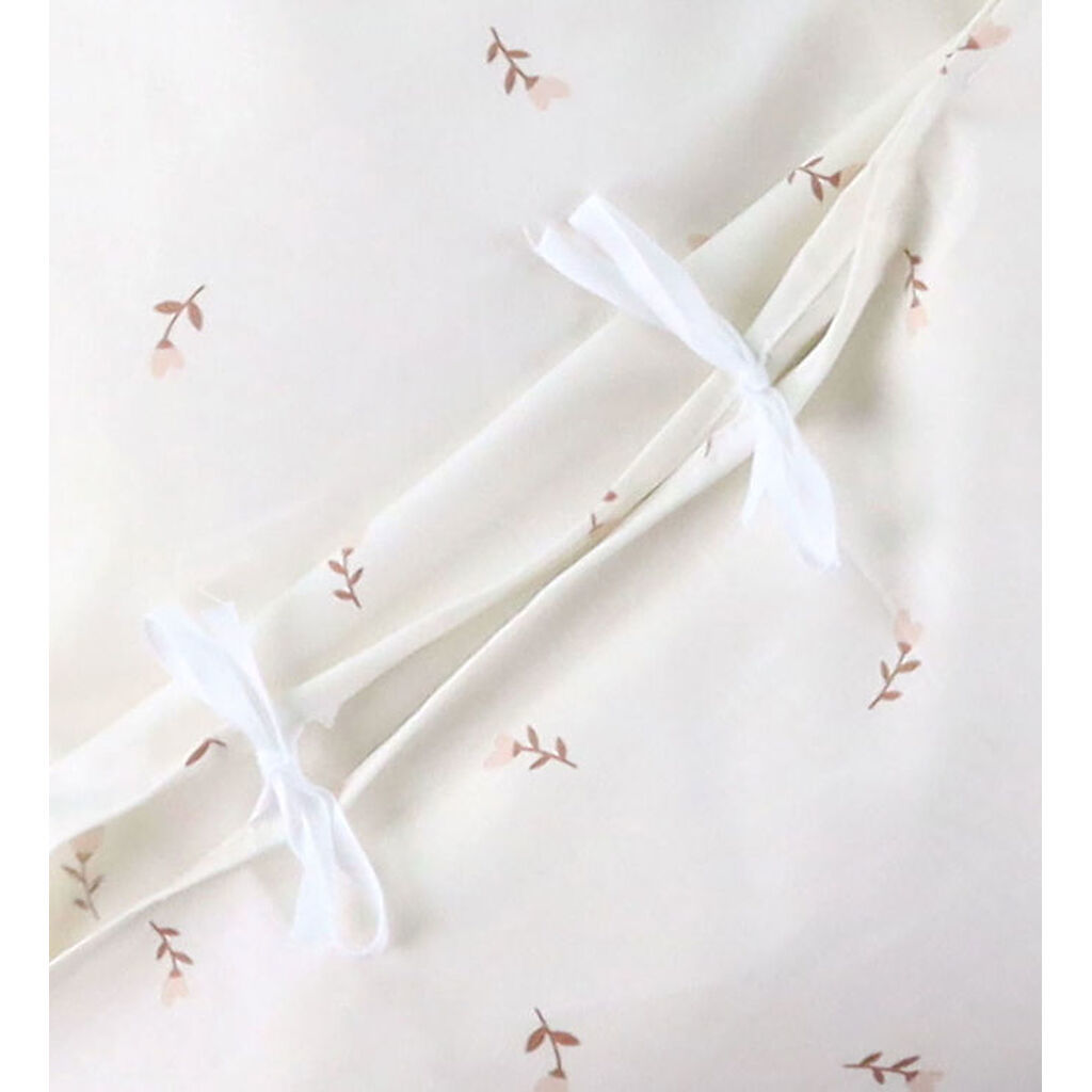 Nørgaard Madsens Sengetøj - Voksen - Off White m. Blomst på Stil