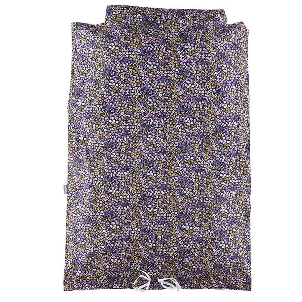 Nørgaard Madsens Sengetøj - Baby - Blå m. Lilla Blomster