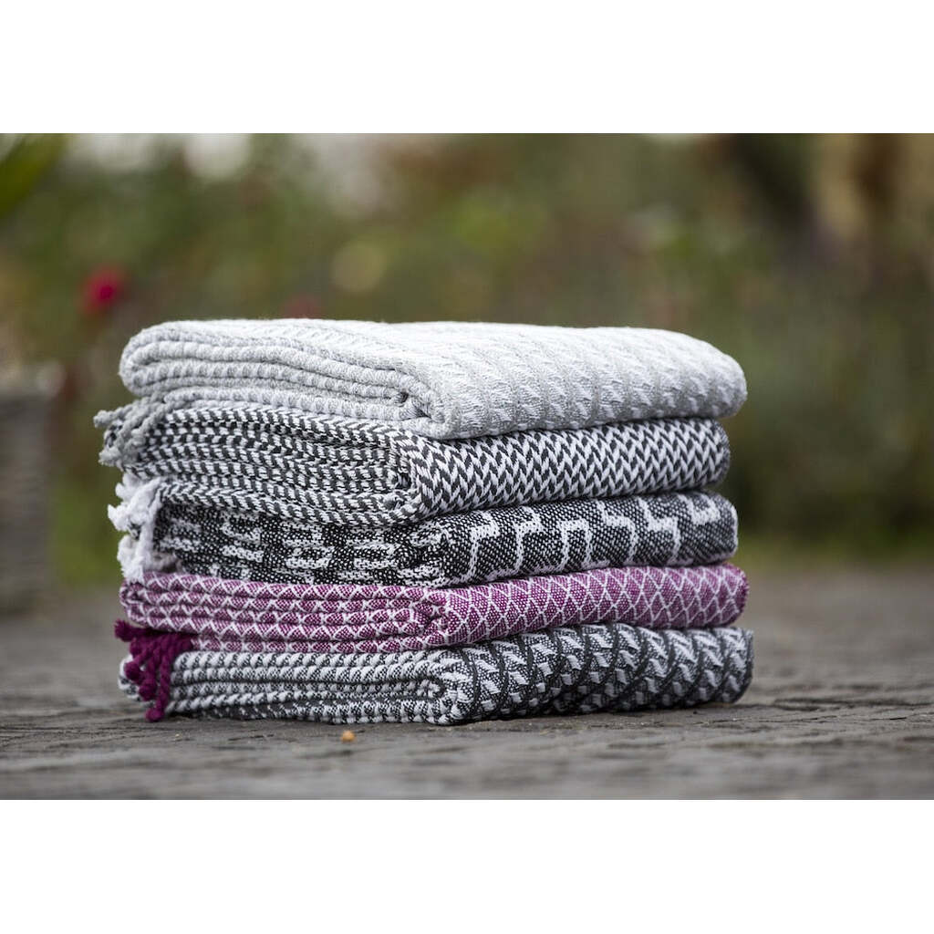 Plaid med frynser i 100% bomuld - 135 x 200 cm. fra RugsâNâMore - Sort-hvid-trap