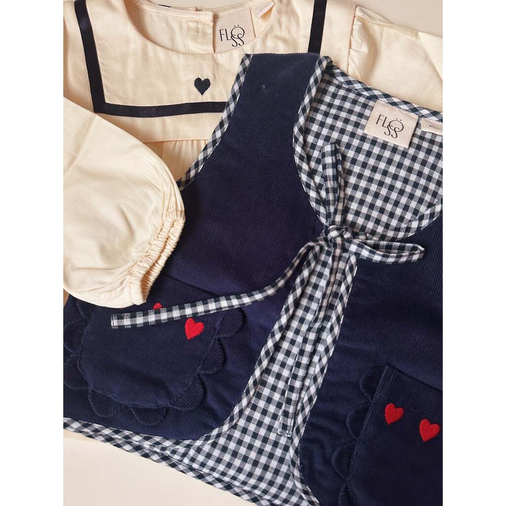 Billie Vest, Navy Navy, Flöss