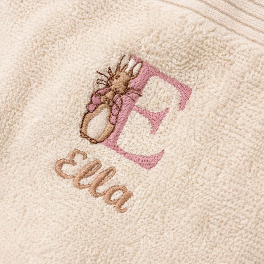 Håndklæde med navn (Bogstav Peter Kanin - Lyserødt)