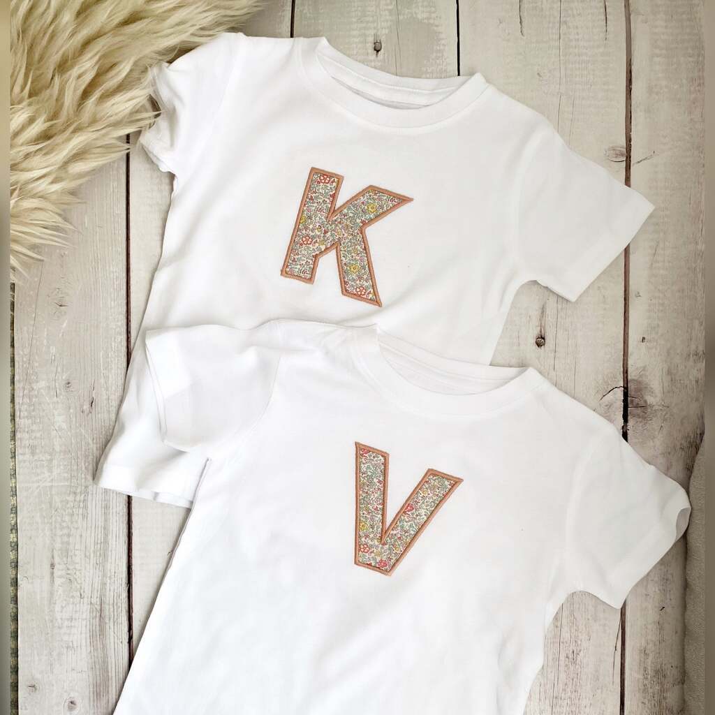 Børne T-shirt 1 - 3 år Liberty bogstav (Lyserødt). - 1 år / 1. Lyserød / Orange Blomster