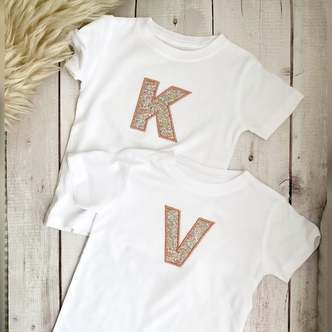 Børne T-shirt 1 - 3 år Liberty bogstav (Lyserødt). - 2 år / 3. Orange / Blå Blomster