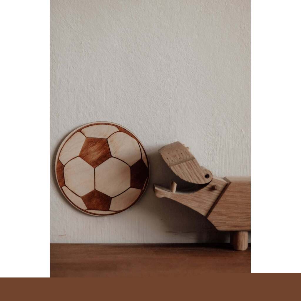 Fodbold vægdekoration i bambus  fodbold til væg eller dør (10 cm) - dansk produceret, 3